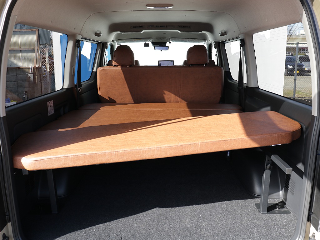 タイプⅡベットキットが搭載！！ワイドならではの広々空間で車中泊やアウトドアにお使いいただけます！！