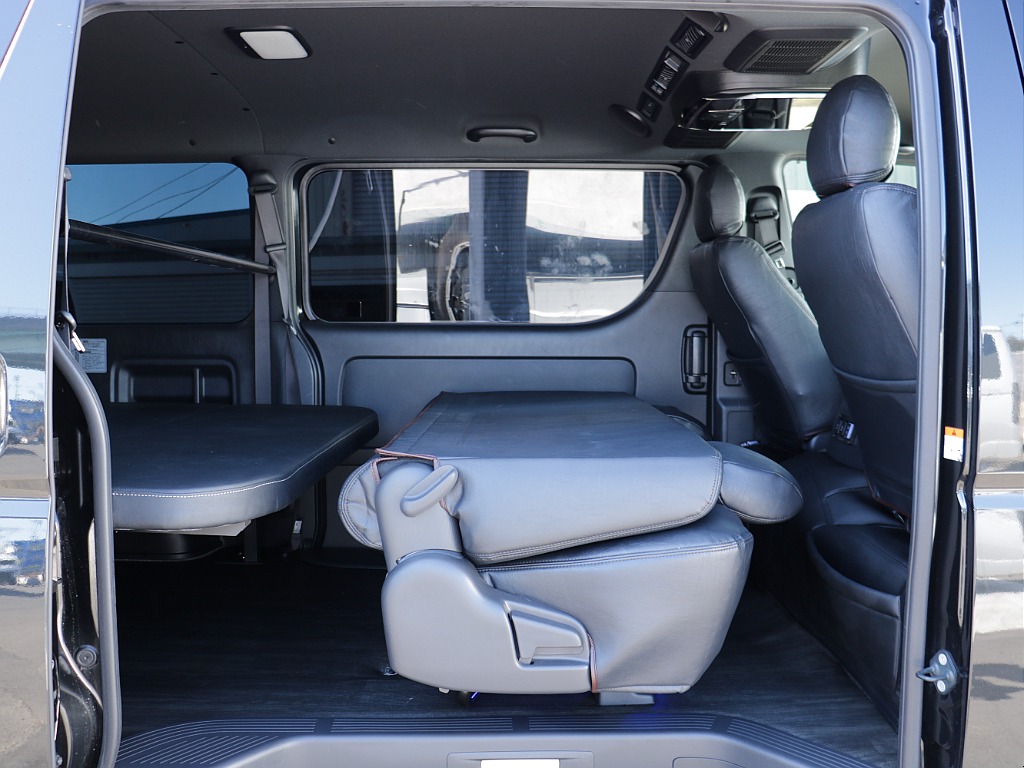 セカンドシートを折りたためば広々としたベットキットに早変わり！！位置を変えたり前に倒すこともできるようになっております！