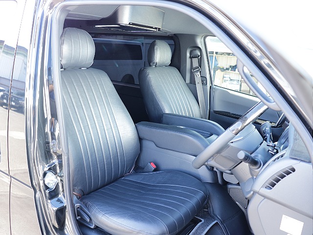 ダークプライムⅡ専用のハーフレザーシート付きでコンディションもグッドです！！