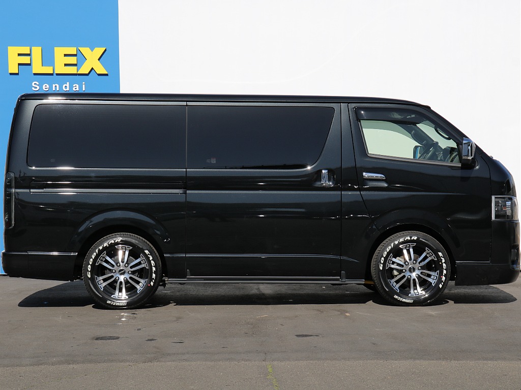 大変便利な両側パワースライドドア付き！！乗り降りや荷物の出し入れも楽々できちゃいます♪