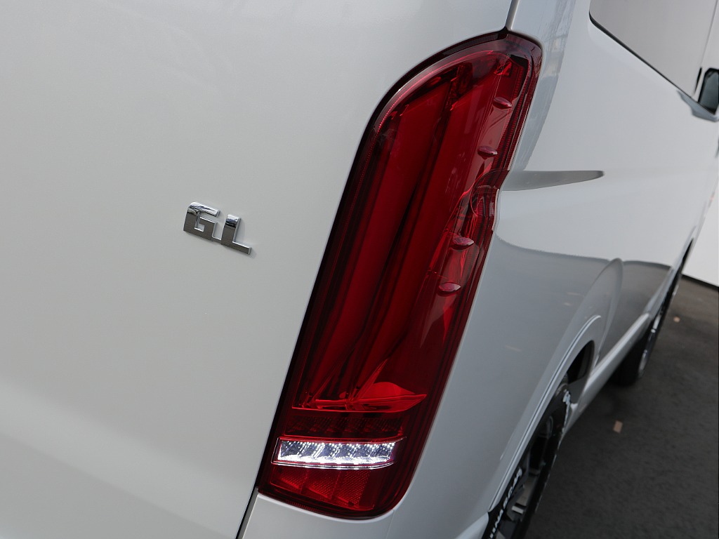 ラムダLEDテールランプを装着してホワイトカラーとばっちりの相性になっております♪