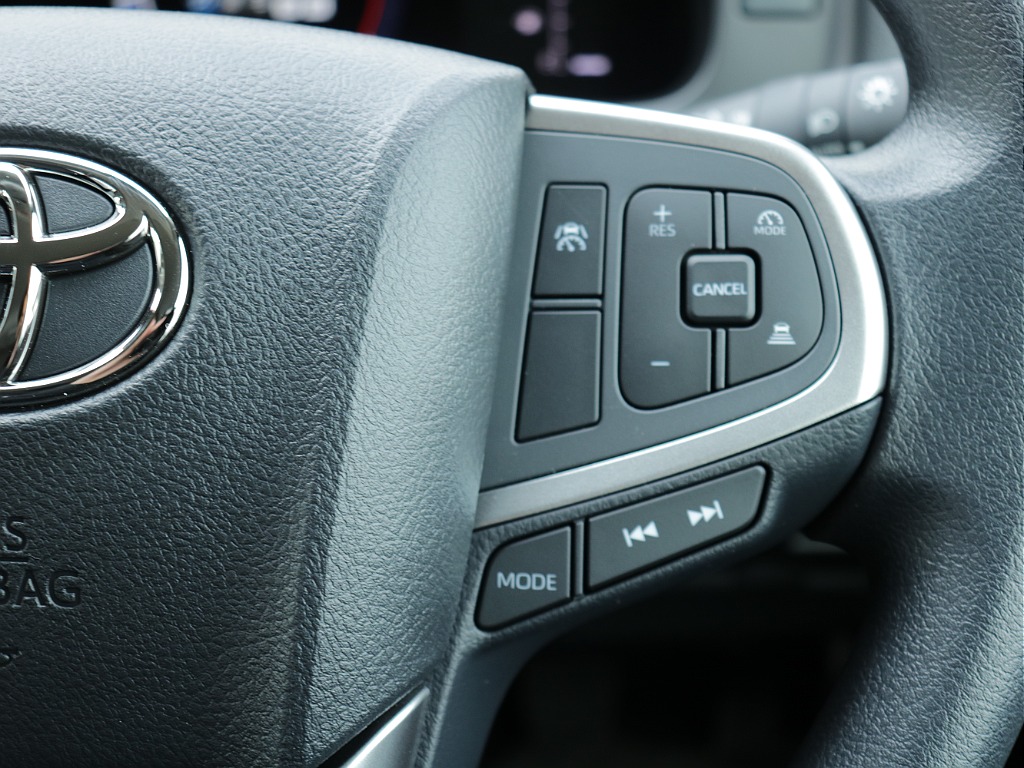 ステアリングにクルーズコントロールなども装備されるようになりました！！