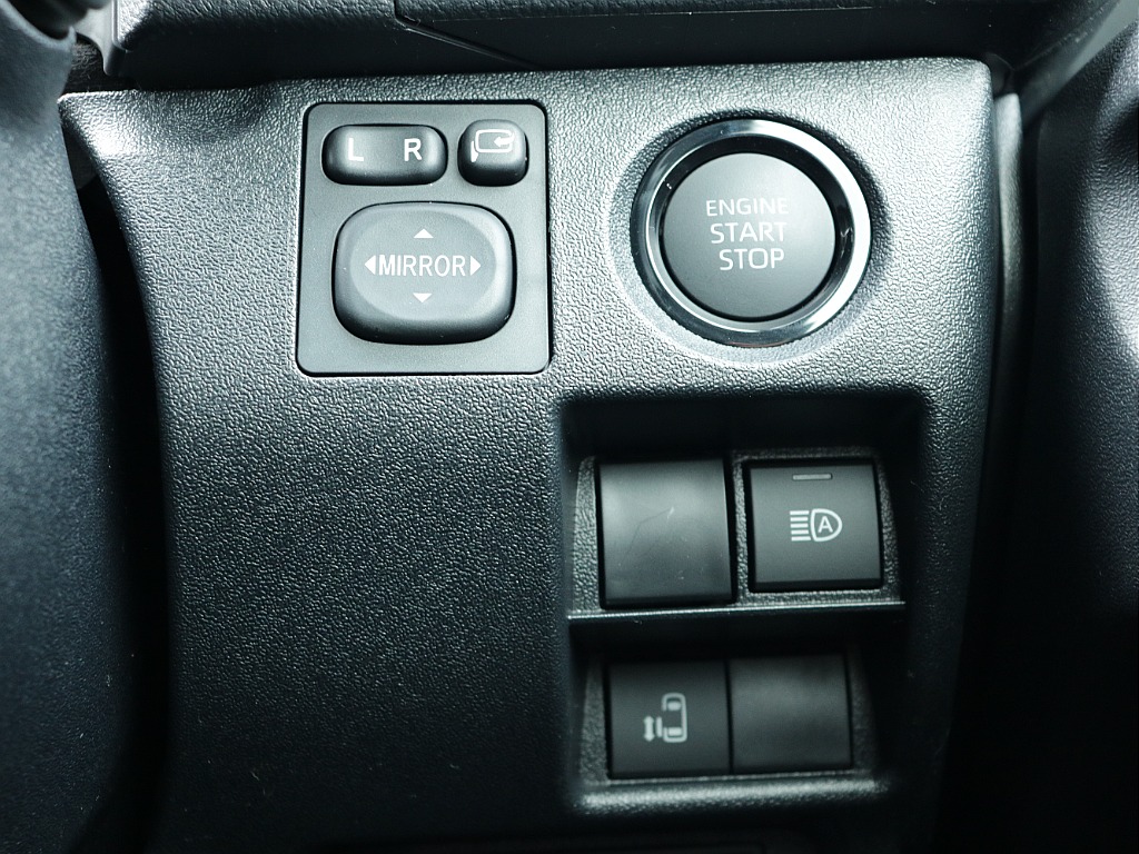 プッシュスタートなど運転する際役立つ装備も充実しております♪