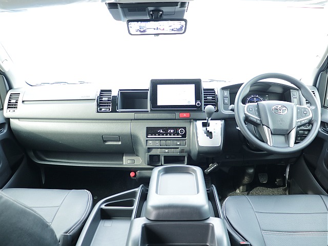 運転席周りは9型で大きく変わりナビやステアリングなど変わりました！！