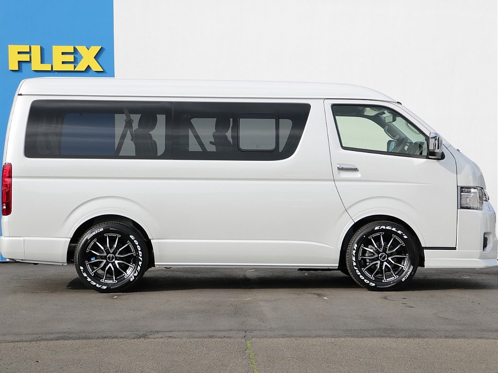 片側パワースライドドアが付いておりますので乗り降りや荷物の出し入れも楽々できちゃいます♪