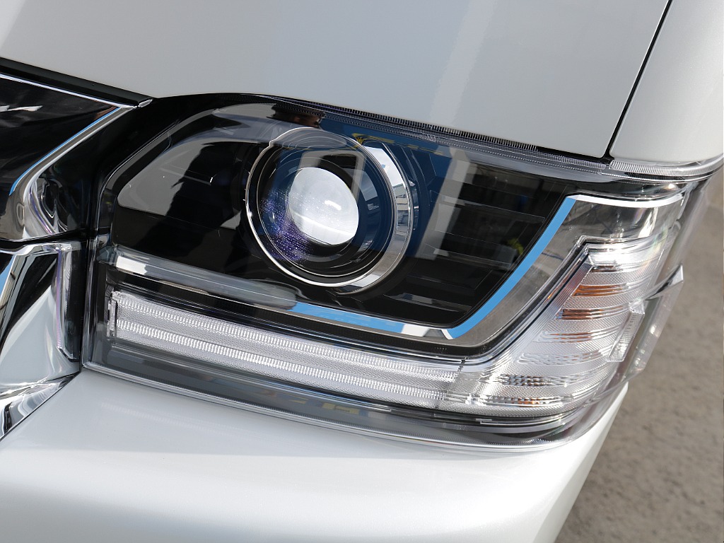 Bi-beam LEDヘッドランプ ロービーム・ハイビーム一体型の高輝度LED 夜間走行時の視認性・対向車などからの被視認性もアップ