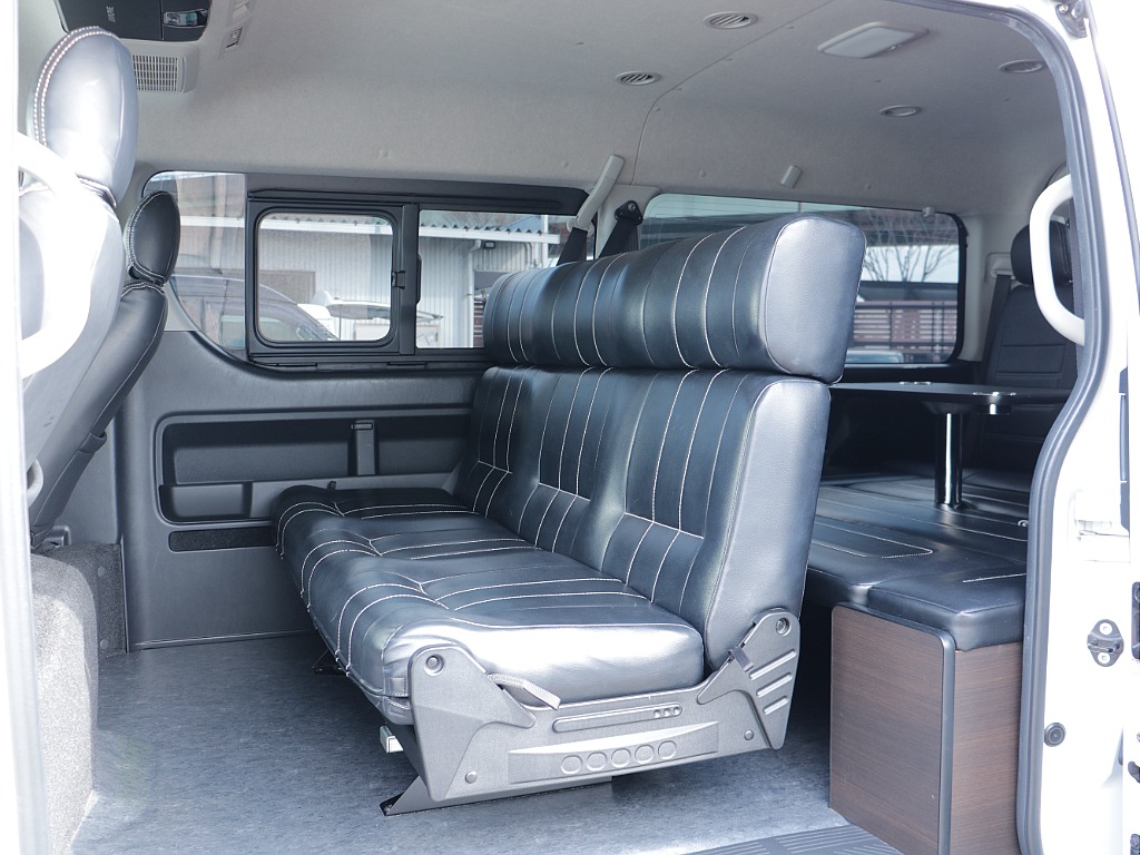 豪華なセカンドシートで広々３人乗れます！！テーブルやベット空間などが付いた内装架装！！