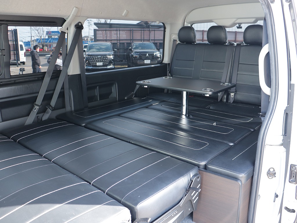 ２列目をフラットにすると大人でも余裕があるベット空間を作り出すこともできます♪