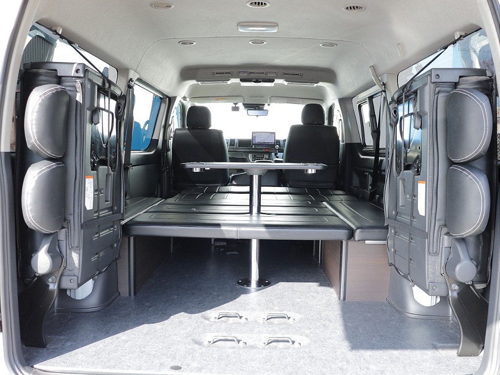 ４列目は跳ね上げることも可能になっておりますので大きい荷物でも載せられちゃいます！！