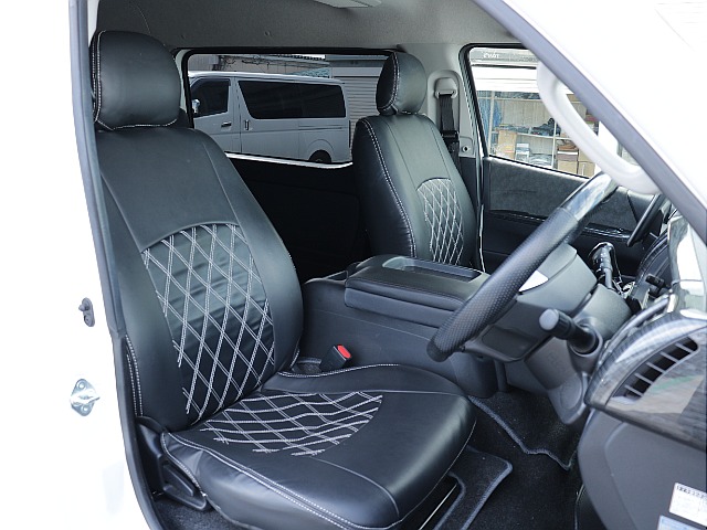 シートカバー装着済み！！内装は黒で統一されかっこいい仕様になっております♪