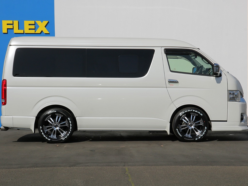 片側パワースライドドアが付いておりますので乗り降りや荷物の出し入れも楽々できちゃいます♪