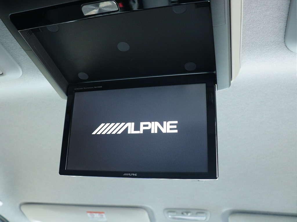アルパインフリップダウンモニター装備済み！ 運転中も快適にお過ごしいただけます！