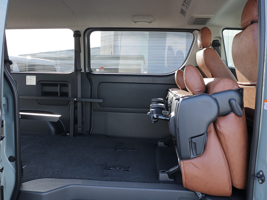 セカンドシートを折りたためば広々としたベットキットに早変わり！！位置を変えたり前に倒すこともできるようになっております！