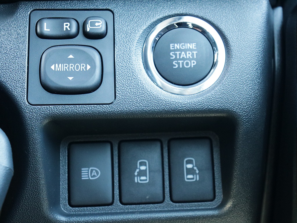 プッシュスタート・ETC・デジタルインナーミラー・連動ドライブレコーダーなど嬉しい装備も充実しております！！