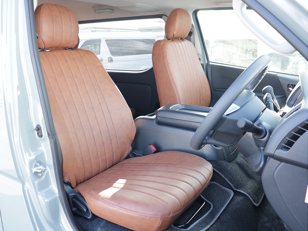 クラシックレザーシートカバー装備でアーバンカーキとの相性もばっちりですね♪