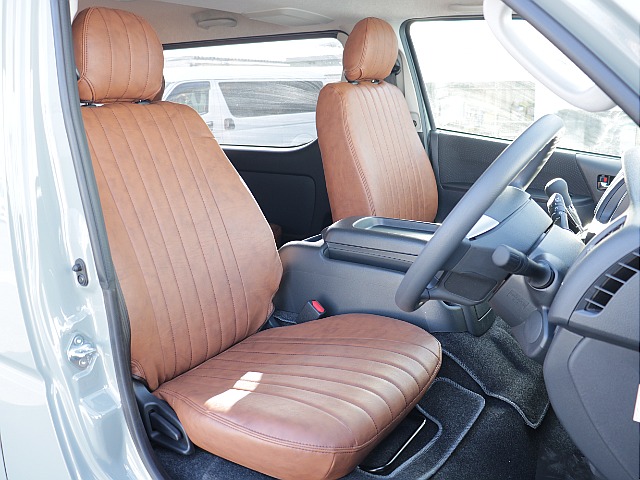 クラシックレザーシートカバー装備でアーバンカーキとの相性もばっちりですね♪