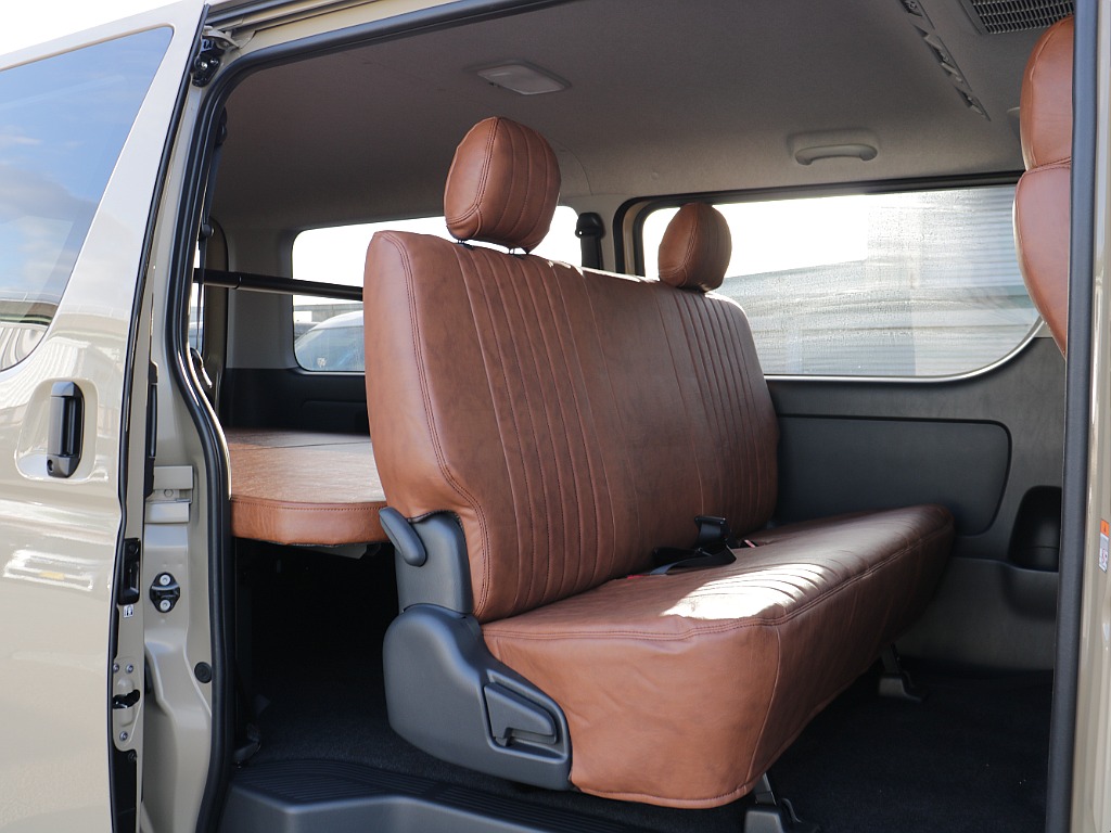 セカンドシートにもクラシックシートカバー装備済みです！！汚れや劣化などの緩和にもなりお手入れも楽々できるようになります！！