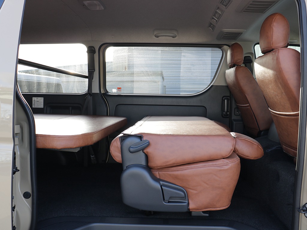 セカンドシートを折りたためばたくさんのお荷物お積み頂けます♪位置を変えたり前に倒すこともできるようになっております！