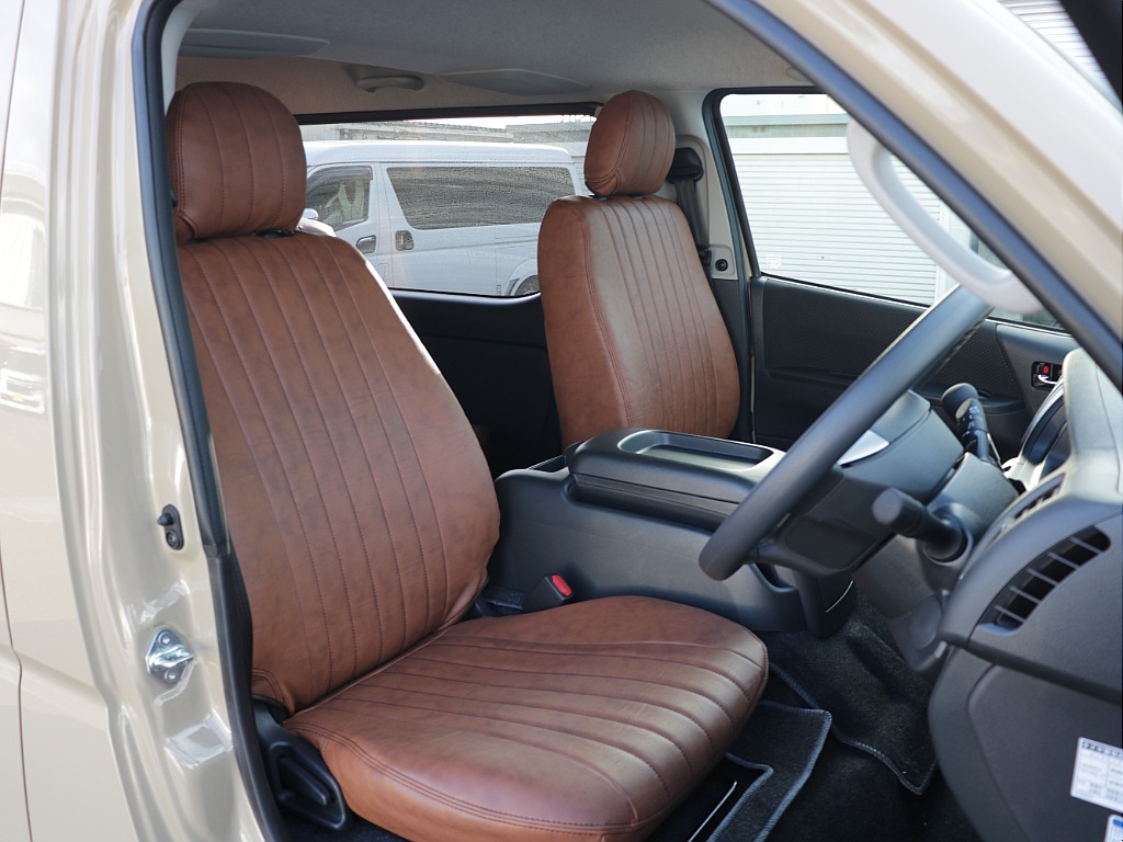 クラシックレザーシートカバーブラック装備でベージュとの相性もばっちりですね♪