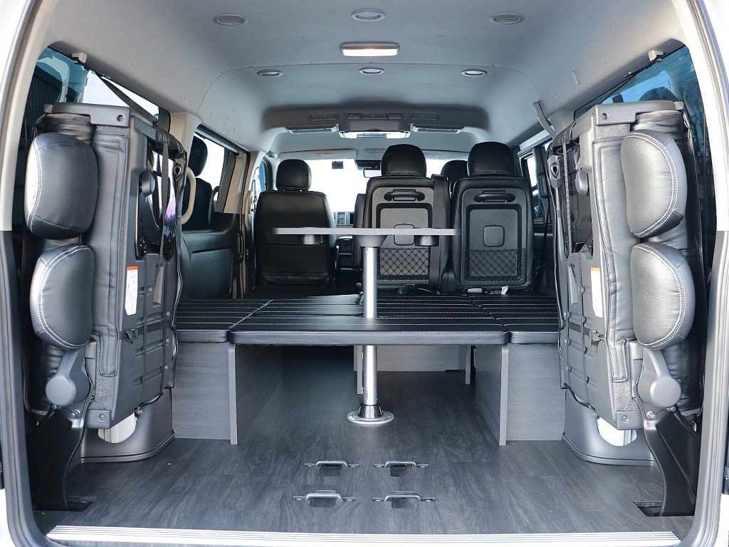 跳ね上げますと広々ラゲッジスペースが完成♪