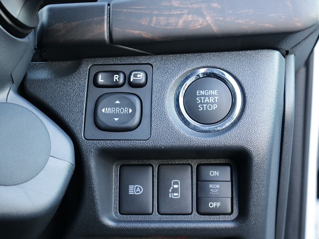 プッシュスタートなど運転で役立つ装備が充実しております♪