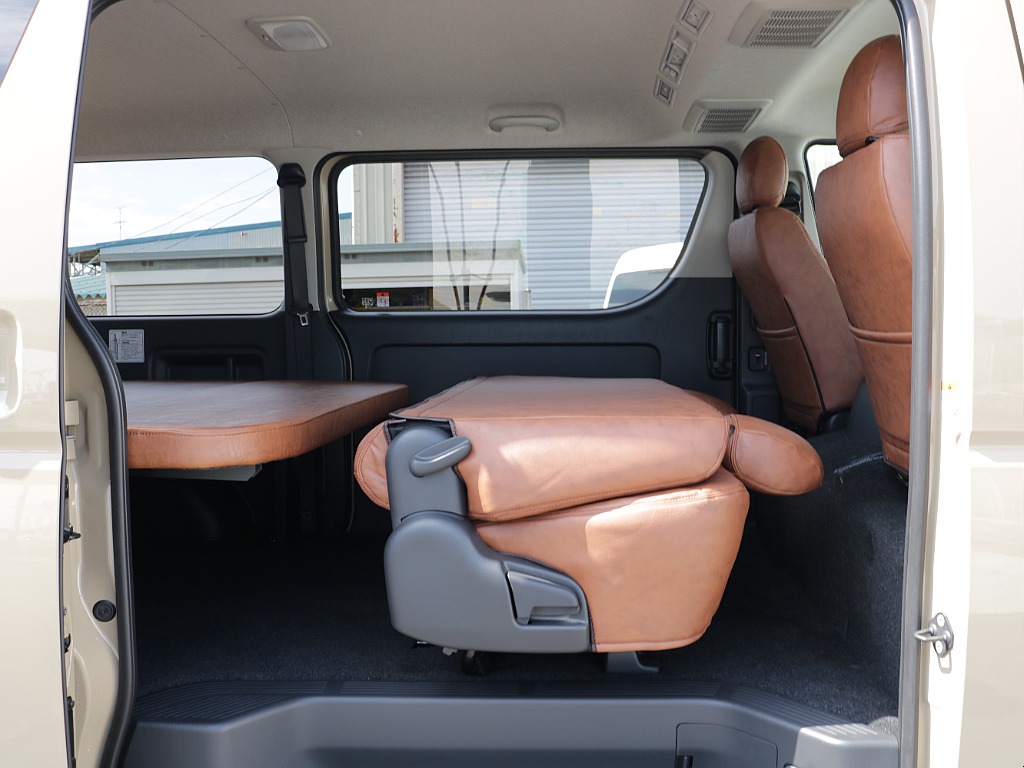 セカンドシートを折りたためばたくさんのお荷物お積み頂けます♪位置を変えたり前に倒すこともできるようになっております！