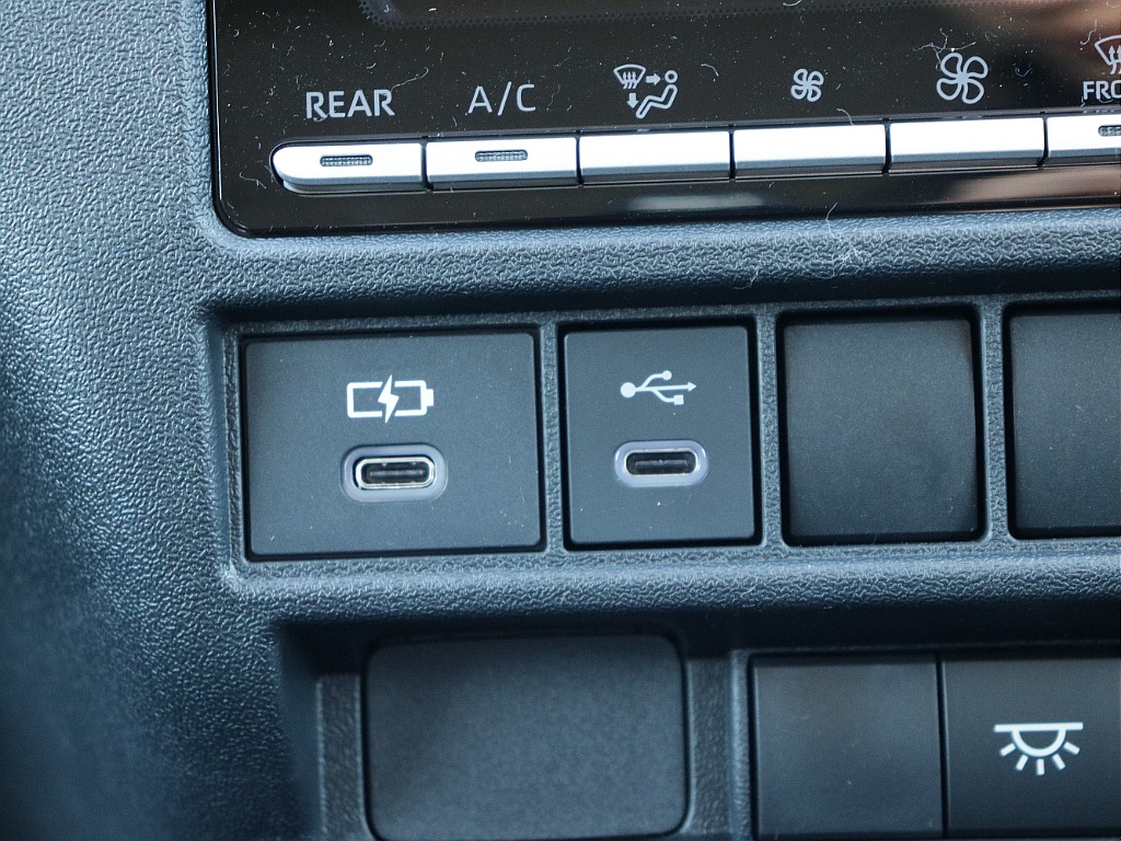 エアコンなどのパネルも変わりUSBソケットなども付いております♪