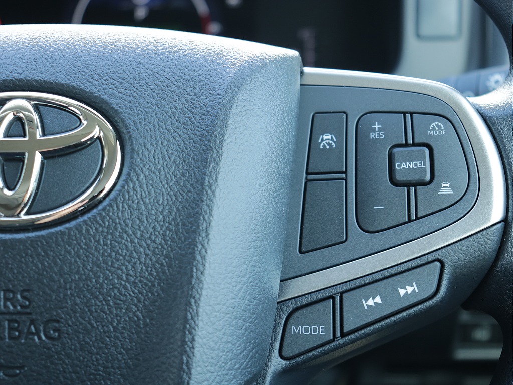 ステアリングにクルーズコントロールなども装備されるようになりました！！