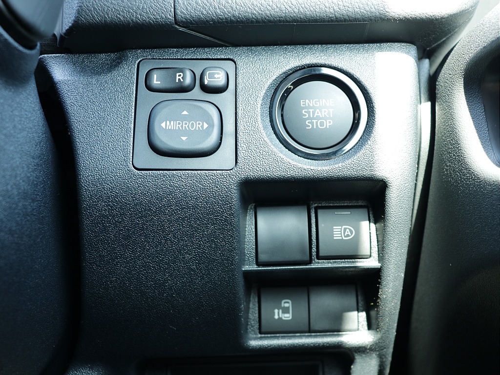 プッシュスタートなど運転する際役立つ装備も充実しております♪