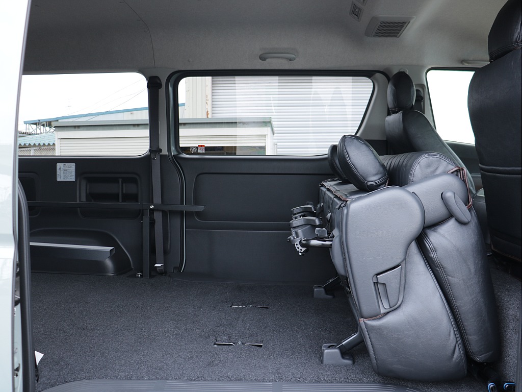 セカンドシートを折りたためば広々としたベットキットに早変わり！！位置を変えたり前に倒すこともできるようになっております！