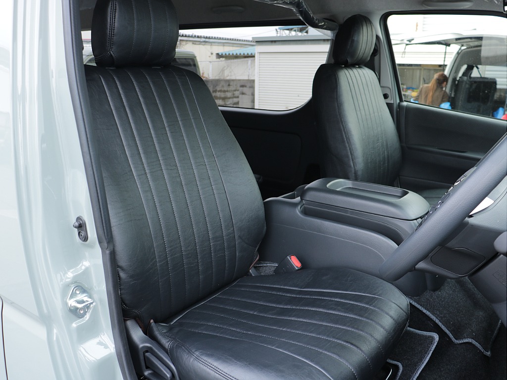 クラシックレザーシートカバー付きでアーバンカーキとの相性もばっちりですね♪