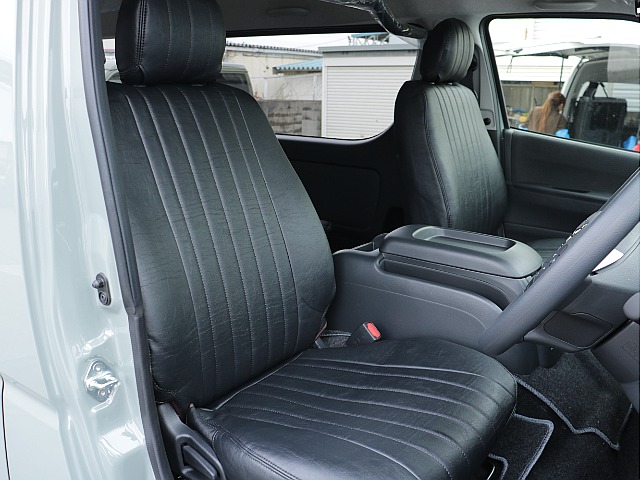 クラシックレザーシートカバー付きでアーバンカーキとの相性もばっちりですね♪