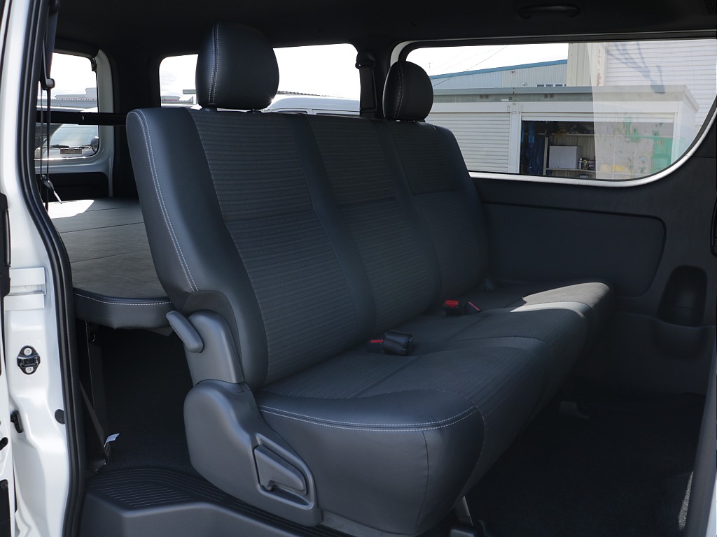 セカンドシートも広々としておりますし追加でシートカバーもお取付け出来ます！