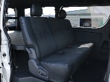 セカンドシートも広々としておりますし追加でシートカバーもお取付け出来ます！