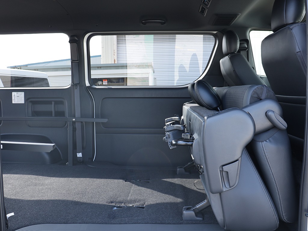 前方へ折り畳むとベットキットとフラットになります