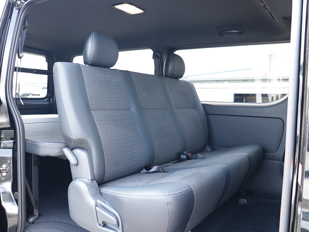 セカンドシートもダークプライムS専用で高級感がありさらにフラットにも前後位置も変えることができます！！