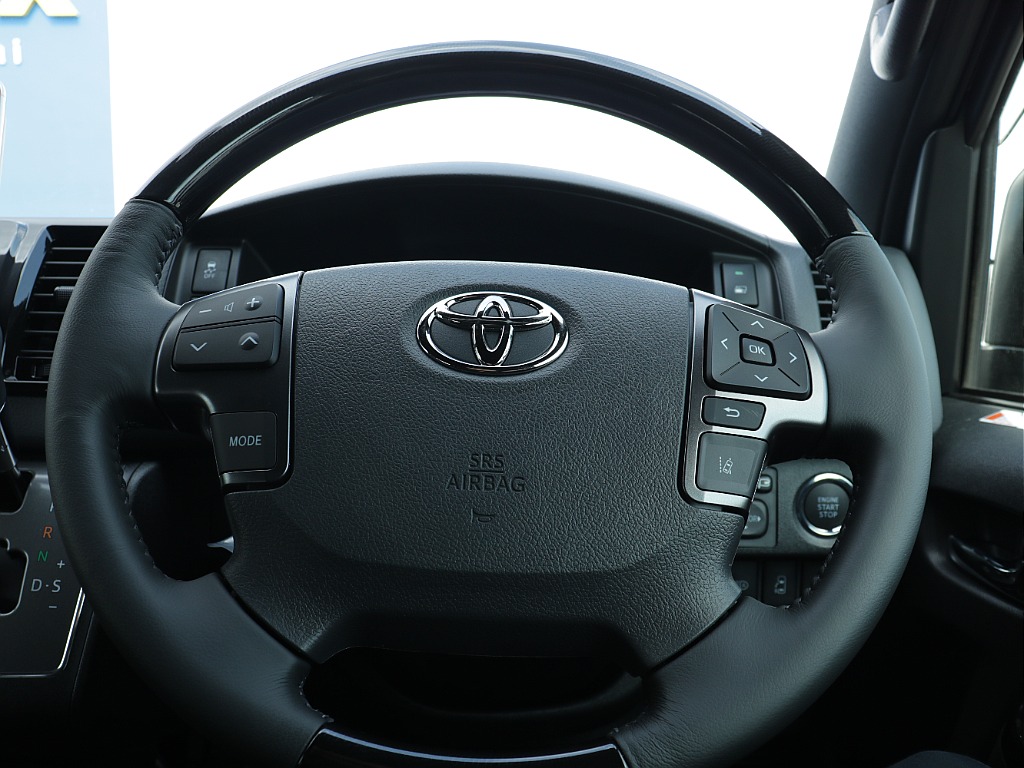 ステアリング・シフトノブ・ナビ周りなどダークプライムS専用の黒木目になっております！！