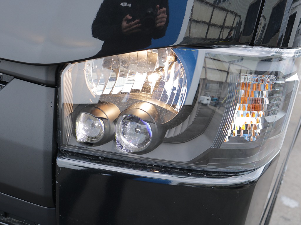 LEDヘッドライトなので夜間走行でも安心して運転していただけます！！さらにグリルもダークプライムS専用になっております！！