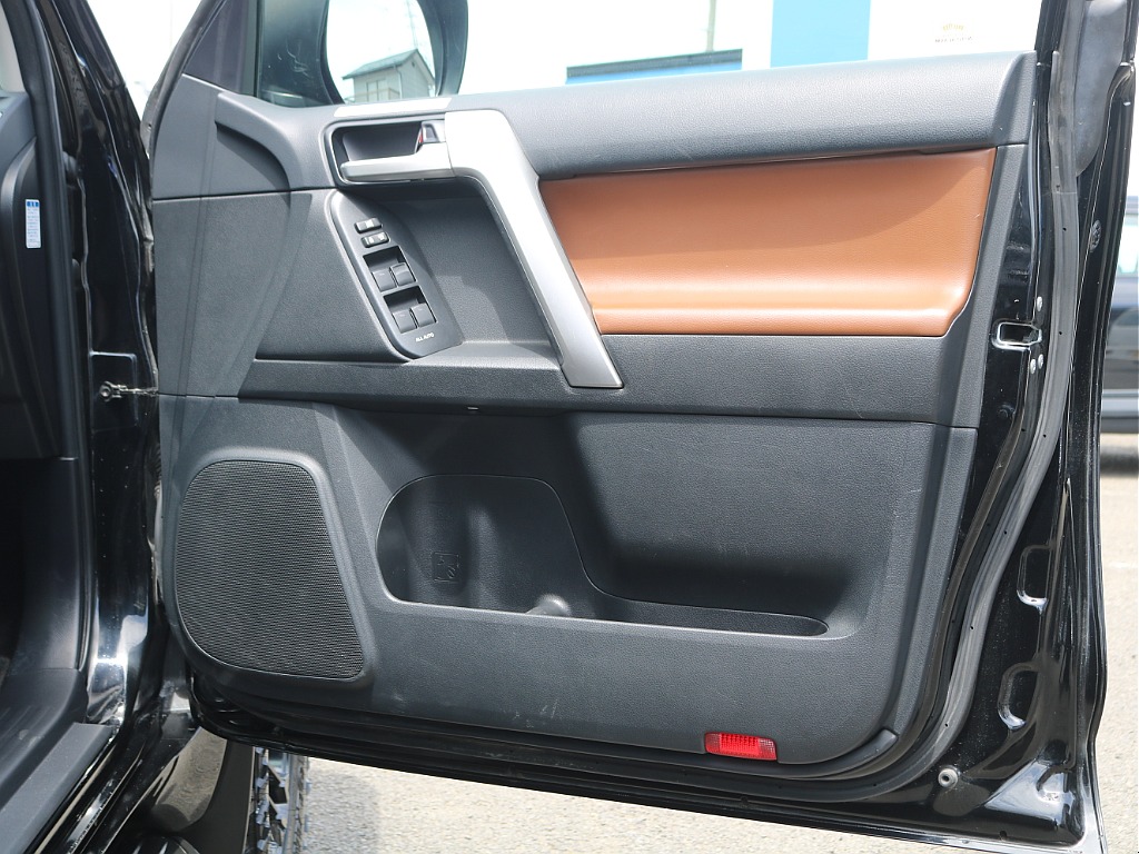 ＦＬＥＸグループは「すべての人に愛車を」をコンセプトに車種別に全国展開中！愛車と一緒に、ライフスタイルを充実させてもらいたいという思いで、ランクル仙台泉店では皆様のご要望になんでもお応えします♪