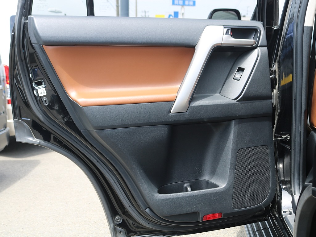 ＦＬＥＸグループは「すべての人に愛車を」をコンセプトに車種別に全国展開中！愛車と一緒に、ライフスタイルを充実させてもらいたいという思いで、ランクル仙台泉店では皆様のご要望になんでもお応えします♪