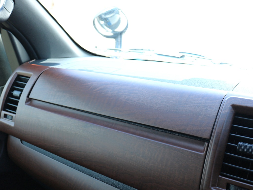 茶木目インテリアパネルセット装着済みで内装も統一感アップ♪