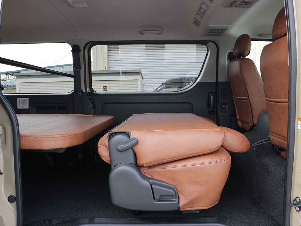 セカンドシートは座席を前方に倒すことも位置を変えることも可能になっております！！