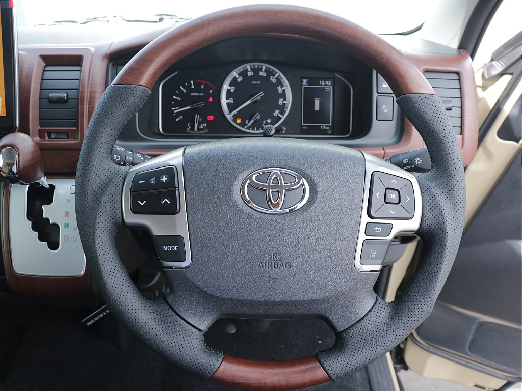 茶木目インテリアパネル3点セットも付けられて内装は統一感をさらにアップ♪