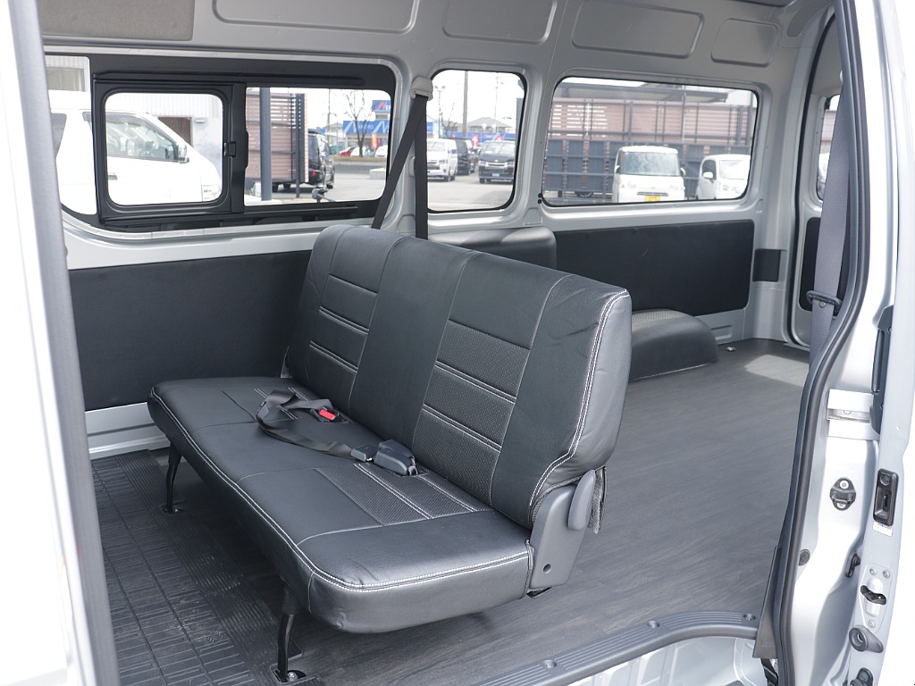 広々空間のセカンドシート！！シートカバーも付いており汚れや劣化の緩和にもなります♪