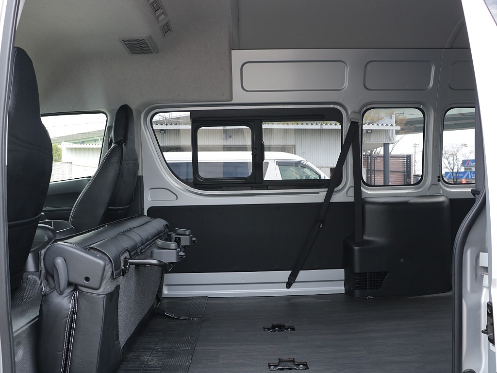 セカンドシートは折りたたむことや前方に倒すこともできるのでシチュエーションに合わせて自由自在！！