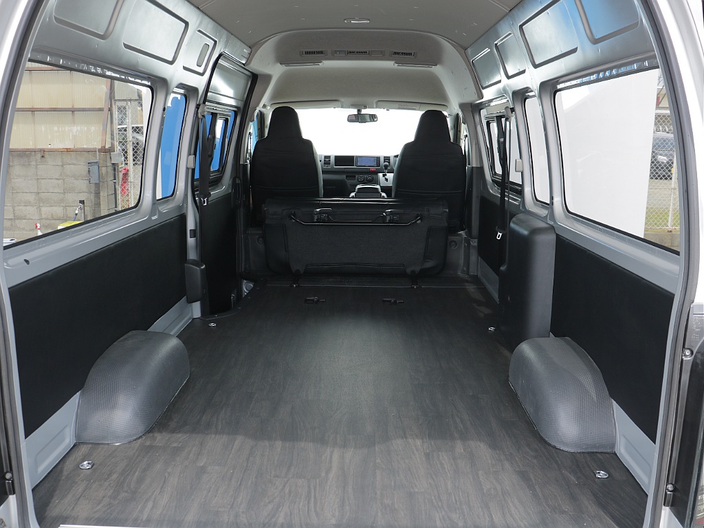 ２列目を前方に倒すことでトランクルームはバイクや大きい荷物でも楽々載せられるスパーロングならではのラゲッチスペースになっております♪