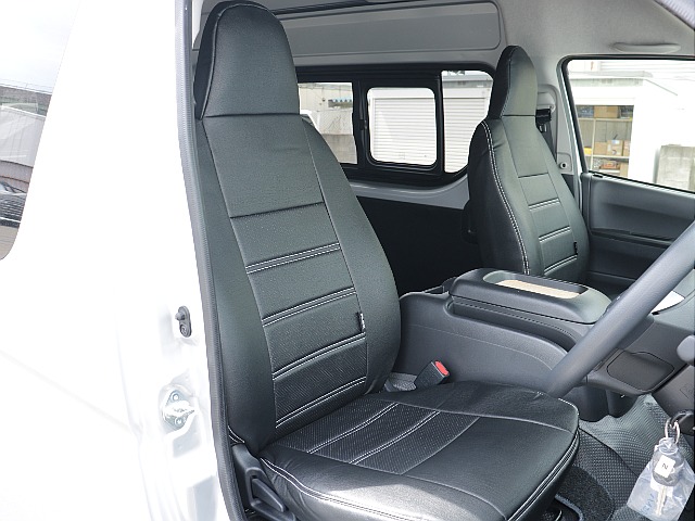 シートカバー付きになっております！！座り心地も良く内装の統一感もバッチリあっております♪