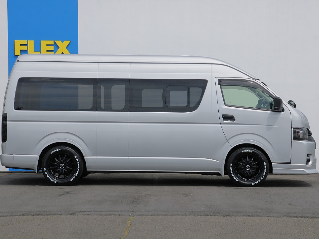 リヤスライドドアは小窓付きなので乗車中や車中泊時の時でも換気などできるので快適にお過ごしいただけます♪