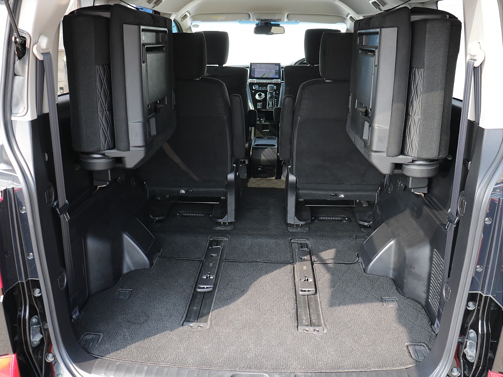 ３列目は跳ね上げることができるようになっております！！ なので広々としたラゲッチスペースも確保可能です！！