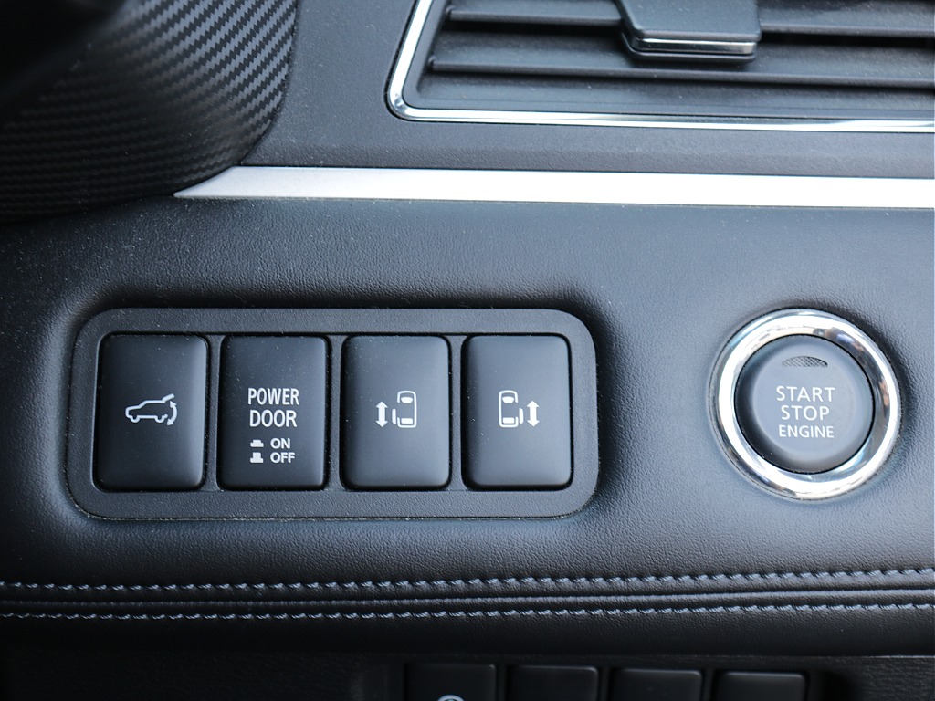 プッシュスタート・ステアリングスイッチなども装備されており嬉しい装備が充実している車両になっております！！